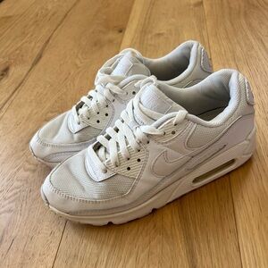 White Nike air max in good condition Size 7 men’s equivalent to size 8.5 women’s